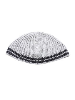 פריק כיפה לבנה בעבודת יד עם פסי גבול אפורים | פריק כיפה